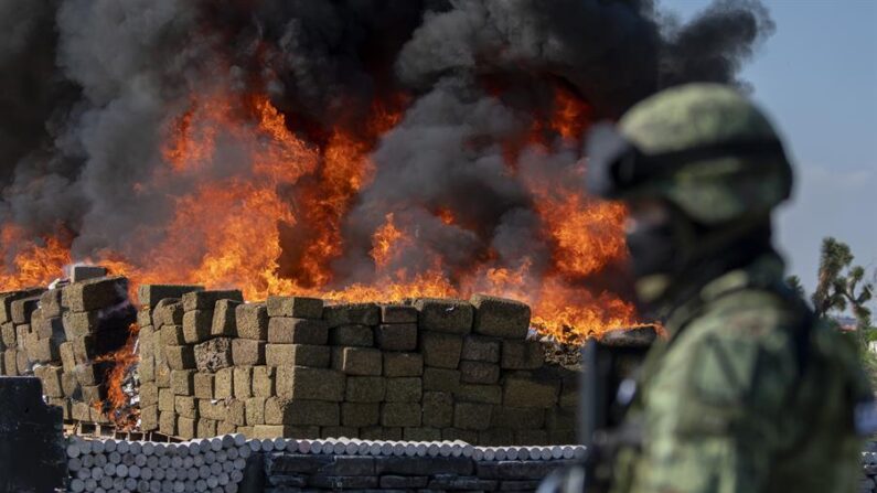 Elementos del Ejército Mexicano participaron el 22 de septiembre de 2022, en la incineración de drogas decomisadas, en las instalaciones del campo militar 7 en Monterrey, Nuevo León (México). EFE/Miguel sierra