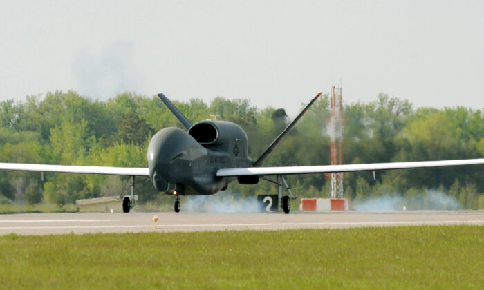 El primer RQ-4 Global Hawk llega a la base de la Fuerza Aérea de Grand Forks, el 26 de mayo de 2011. (Foto de la Fuerza Aérea de EE.UU. por el Sgt. Johnny Saldivar)
