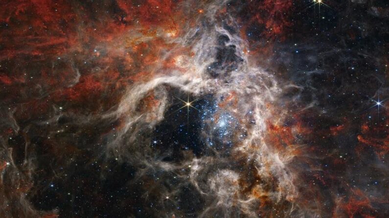 La nebulosa de Tarántula, una "guardería" de estrellas en la Gran Nube de Magallanes captada por el telescopio espacial James Webb. EFE/NASA, ESA, CSA y STScI