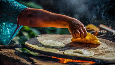 Abuelita mexicana supera a los chefs más famosos del mundo en YouTube, ¡con su comida de rancho!