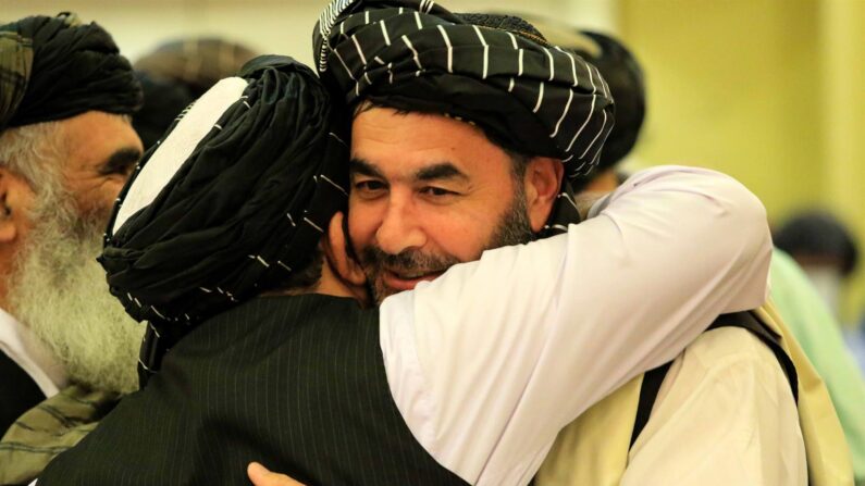 Haji Bashir Noorzai (der.), narcotraficante condenado en Estados Unidos, asiste a una ceremonia organizada por el gobierno talibán para honrar su liberación, en Kabul, Afganistán, el 19 de septiembre de 2022. (EFE/EPA/STRINGER)