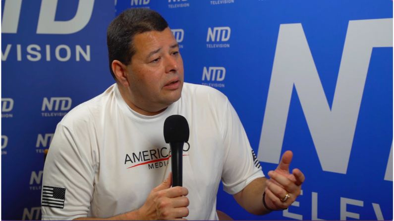 El CEO de Americano Media, Iván García-Hidalgo, en una entrevista con NTD en Español durante la National Conservatism Conference, el 12 de septiembre de 2022 en Florida. (NTD en Español) 