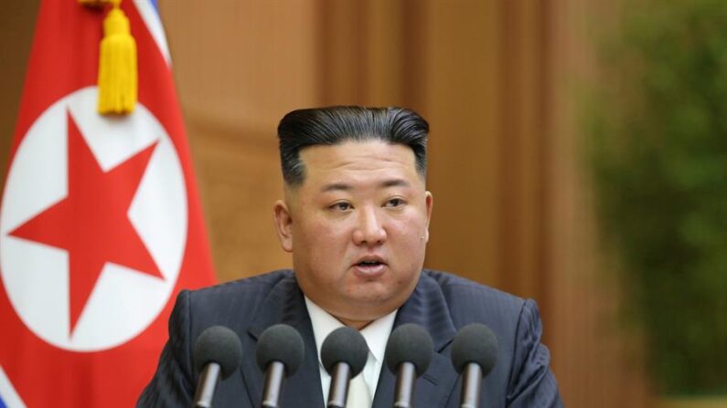 Una foto publicada por la Agencia Central de Noticias de Corea del Norte (KCNA) muestra al líder norcoreano Kim Jong-un pronunciando su discurso durante una sesión del Parlamento en Pyongyang, Corea del Norte, el 08 de septiembre de 2022 (publicada el 09 de septiembre de 2022). (EFE/EPA/KCNA)
