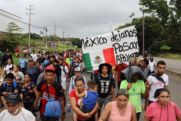 Migrantes centroamericanos caminan en caravana en la ciudad de Tapachula en Chiapas (México), el 31 de agosto de 2022. EFE/Juan Manuel Blanco
