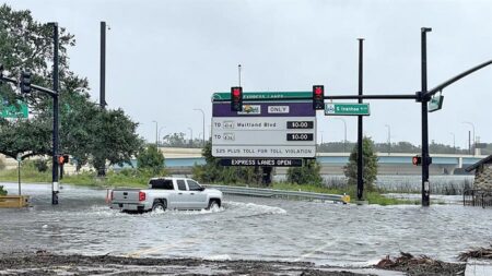 Huracán Ian arrastra importante puente en Florida y deja incomunicadas dos islas del estado