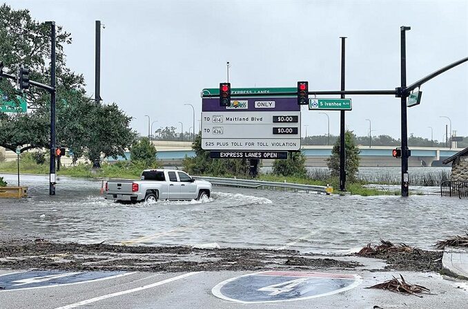  Un camión atraviesa una rampa de autopista inundada tras el paso del huracán Ian, en Orlando, Florida, Estados Unidos, el 29 de septiembre de 2022. (EFE/EPA/GARY BOGDON)