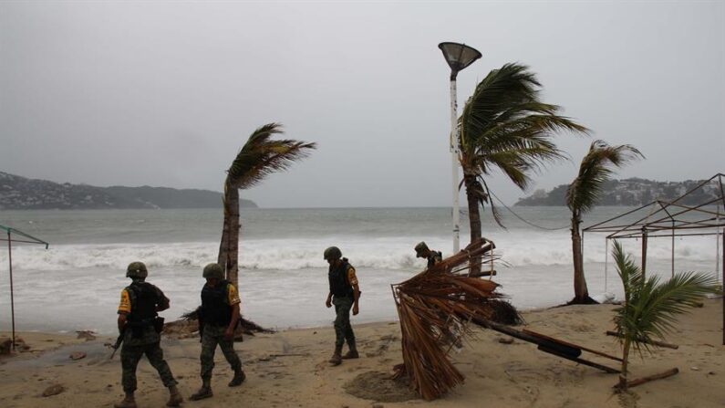 Fotografía de archivo de miembros del Ejército mexicano que recorren las zonas afectadas por el paso de un huracán en el puerto de Acapulco (México). EFE/Francisca Meza
