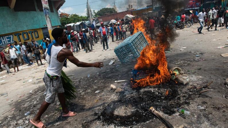 Personas encienden, el 7 de septiembre de 2022, barricadas durante una protesta contra los altos costos de vida, la escasez y la inseguridad, en Puerto Príncipe (Haití). EFE/Johnson Sabin
