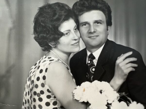 Dan Novacovici y su esposa, Emilia, el día de su boda en 1973. (Cortesía de Dan Novacovici)