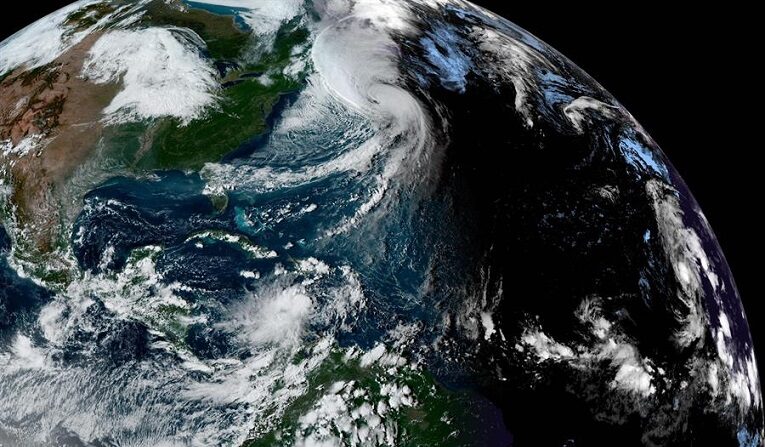 Imagen satelital cedida ayer por la Oficina Nacional de Administración Oceánica y Atmosférica de Estados Unidos (NOAA), en la que se registra la situación del clima en el Atlántico con el huracán Fiona, la depresión tropical número 9 y las tormentas tropicales Hermine y Gastón. (EFE/NOAA-NHC)
