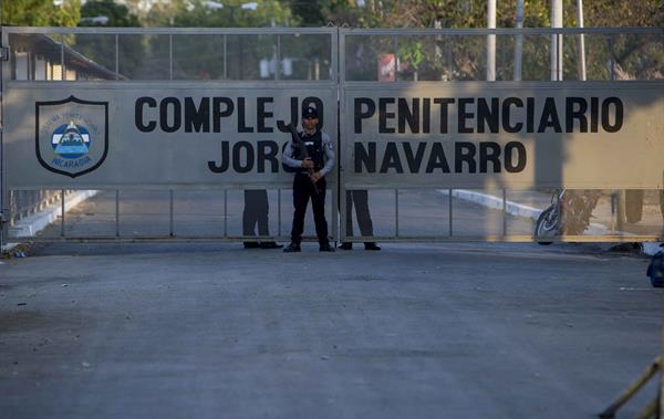 Fotografía de archivo que muestra a un guardia mientras resguarda la entrada del penitenciario Jorge Navarro "La Modelo", en Managua (Nicaragua). EFE/ Jorge Torres
