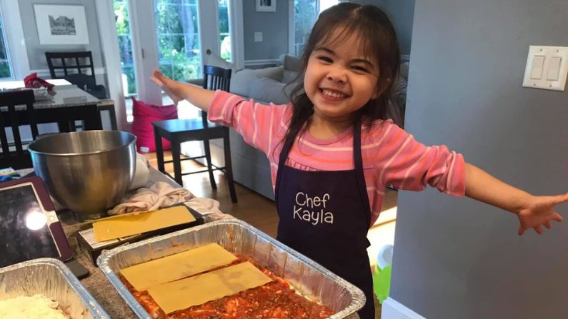 La chef junior Kayla McDe, hija de la chef voluntaria de Lasagna Love, Gloria McDe, de Massachusetts. (Cortesía de Lasagna Love)