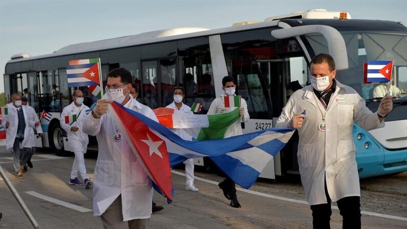Un grupo de médicos cubanos salió para México como parte del convenio de salud firmado entre el gobierno de López Obrador y el régimen cubano en mayo. EFE/EPA/Yamil Lage/POOL/Archivo