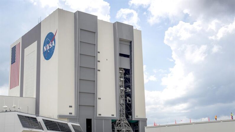 Fotografía de archivo en la que se registró el edificio principal de la Agencia Espacial Estadounidense NASA, en el centro espacial Kennedy, en Florida (EE.UU.). EFE/Cristóbal Herrera