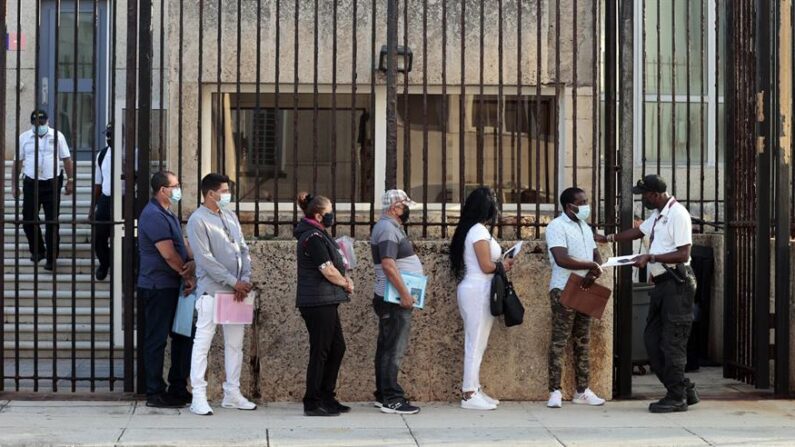 Fotografía de archivo que muestra a varias personas llegando para ser atendidas en la embajada de EE.UU. en La Habana (Cuba). EFE/ Ernesto Mastrascusa