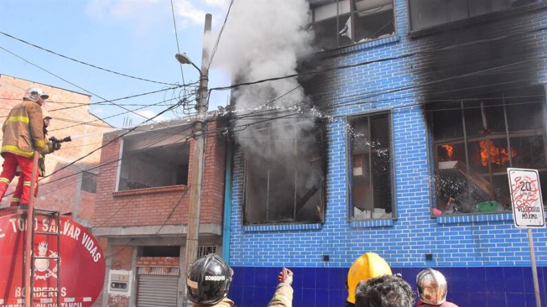 Bomberos tratan de controlar el incendio en el conocido mercado paralelo, el 8 de septiembre de 2022, en La Paz (Bolivia). EFE/ Stringer