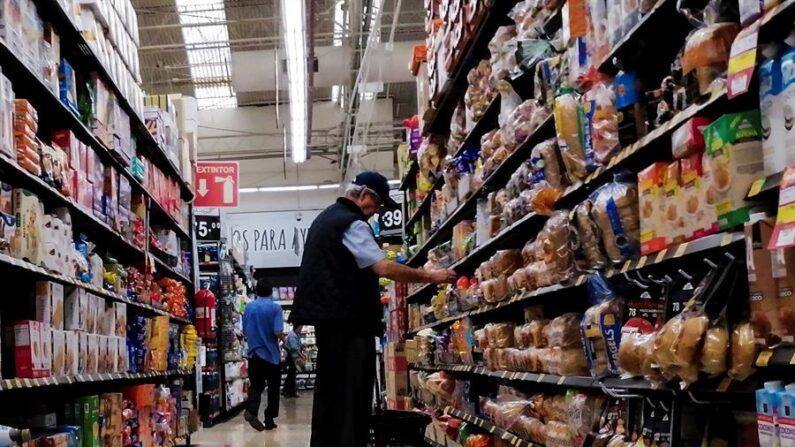 Consumidores mexicanos realizan sus compras en un supermercado en Ciudad de México (México). EFE/ José Méndez/Archivo 