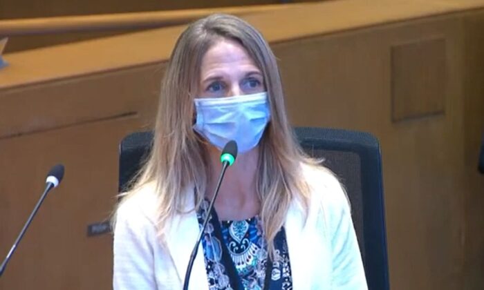 La Dra. Christina Ghaly, directora del Departamento de Salud del Condado de Los Ángeles, habla durante una reunión de la Junta de Supervisores de Los Ángeles, el 27 de septiembre de 2022. (Captura de pantalla vía The Epoch Times)
