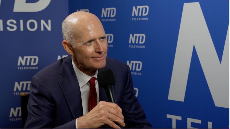 El senador Rick Scott (R-FL) en una entrevista con NTD en Español durante la National Conservatism Conference, el 12 de septiembre de 2022 en Florida. (NTD en Español) 