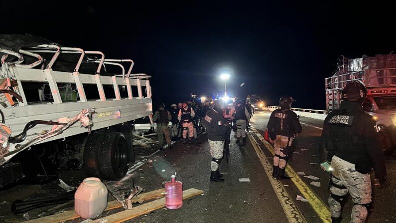 Miembros de la Guardia Nacional (GN) resguardan la zona de un accidente vehicular el 21 de septiembre de 2022, en una autopista en el estado de Oaxaca (México). EFE/ Daniel Ricárdez/Archivo