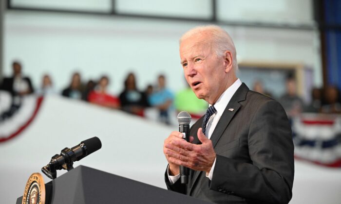El presidente Joe Biden pronuncia comentarios sobre su Ley de Infraestructura Bipartidista en la nueva Terminal Logan de Boston, en Boston, el 12 de septiembre de 2022. (Mandel Ngan/AFP vía Getty Images)
