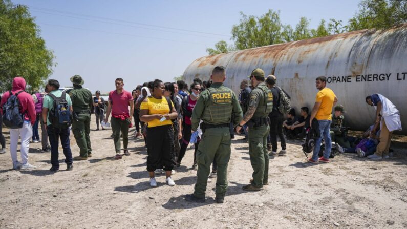 Agentes de la Patrulla Fronteriza detienen a un gran grupo de inmigrantes ilegales cerca de Eagle Pass, Texas, el 20 de mayo de 2022. (Charlotte Cuthbertson/The Epoch Times)

