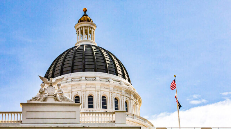 El edificio de la capital del estado de California en Sacramento el 18 de abril de 2022. (John Fredricks/The Epoch Times)
