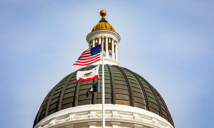 El edificio del Capitolio del Estado de California en Sacramento el 18 de abril de 2022. (John Fredricks/The Epoch Times)