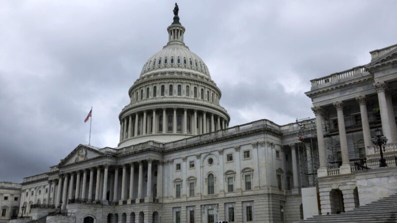 Las nubes de lluvia se ciernen sobre el edificio del Capitolio de Estados Unidos en Washington el 6 de septiembre de 2022. (Anna Moneymaker/Getty Images)
