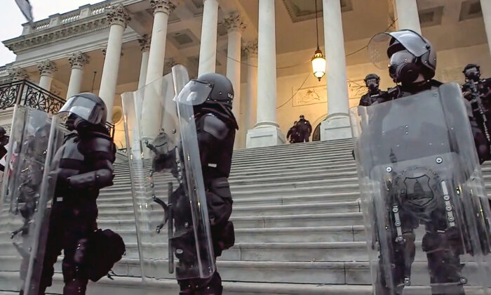 La Policía del Capitolio de EE.UU. vigila los escalones que conducen a las Puertas de Colón y la Rotonda del Capitolio, el 6 de enero de 2021. (DOJ de EE.UU./Captura de pantalla vía The Epoch Times)

