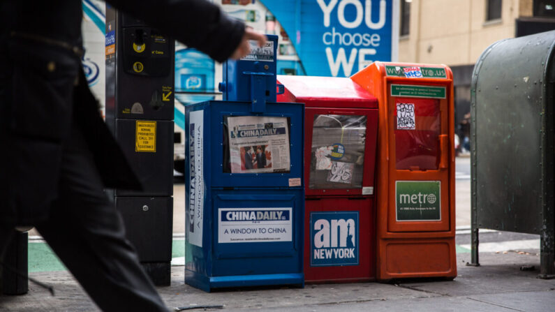 Una caja expendedora del periódico China Daily está con otros diarios gratuitos en el centro de Manhattan el 6 de diciembre de 2017. (Benjamin Chasteen/The Epoch Times)
