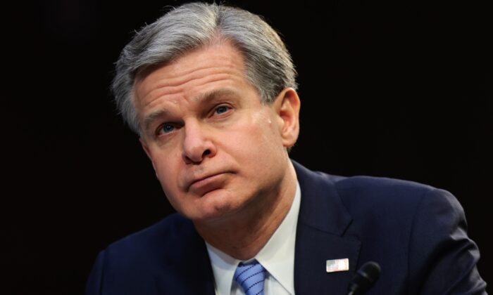 El director del FBI, Christopher Wray, testifica ante el Comité de Inteligencia del Senado en Washington el 10 de marzo de 2022. (Kevin Dietsch/Getty Images)