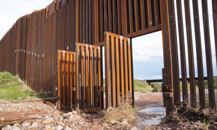 Las puertas abiertas facilitan el acceso a Estados Unidos de los extranjeros ilegales que cruzan desde México cerca de Douglas, Arizona, el 24 de agosto. (Allan Stein/The Epoch Times)