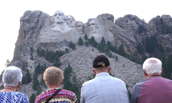 Cuatro visitantes del Monte Rushmore contemplan el monumento nacional el 7 de septiembre. Cada año, el monumento histórico nacional atrae a millones de visitantes hacia las Colinas Negras de Dakota del Sur (Allan Stein/The Epoch Times)