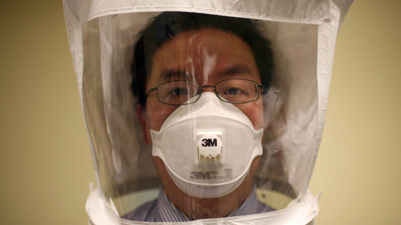 Un médico lleva una capucha y una mascarilla respiratoria N95 en Oakland, California, el 28 de abril de 2009. (Justin Sullivan/Getty Images)
