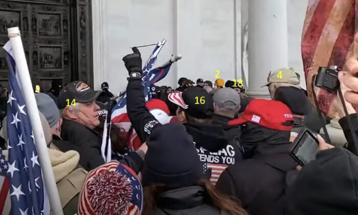 El pastor de Ohio, Bill Dunfee (No. 14), fue uno de los primeros manifestantes en violar la línea policial exterior en el lado este del Capitolio de EE.UU., el 6 de enero de 2021. (Abogado Brad Geyer/Captura de pantalla vía The Epoch Times)
