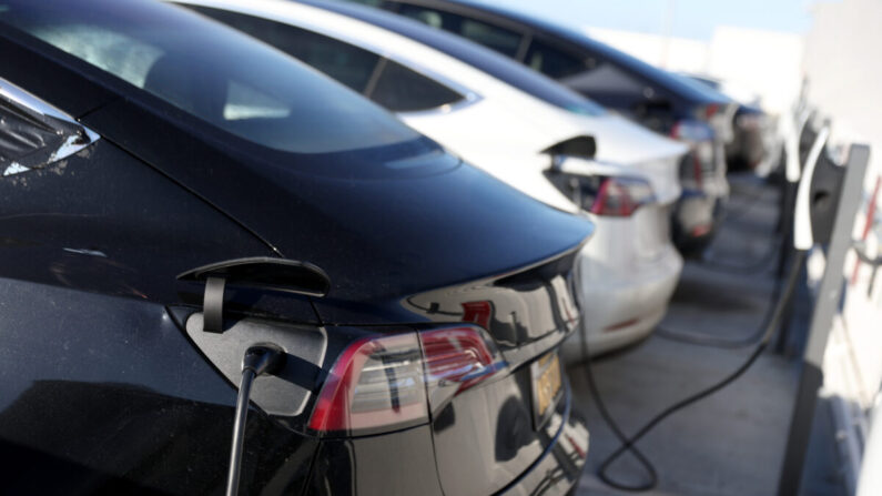 Unos coches recargan sus baterías en San Francisco el 9 de marzo de 2022. (Justin Sullivan/Getty Images)
