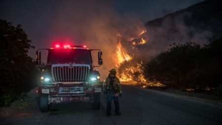 Urgen a residentes del sur de California evacuar ante incendio que ya arrasa 9900 acres
