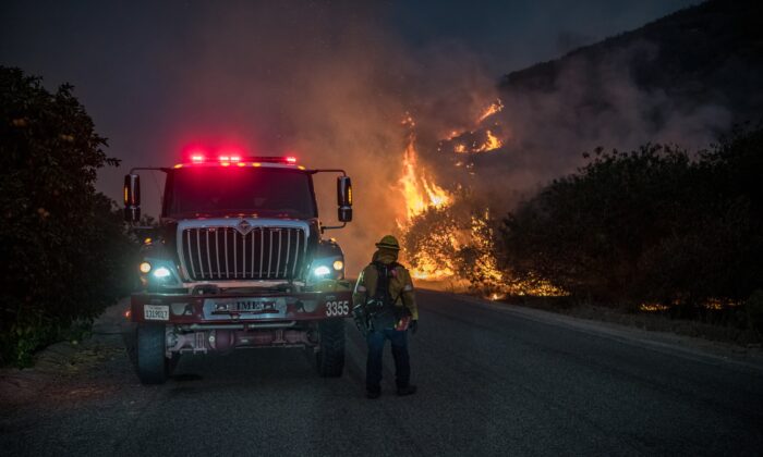 El rápido incendio de Fairview en momentos en que ya lleva 2000 acres quemados y dos personas muertas por su causa en Hemet, California, el 5 de septiembre de 2022. (Jamie Joseph/The Epoch Times)