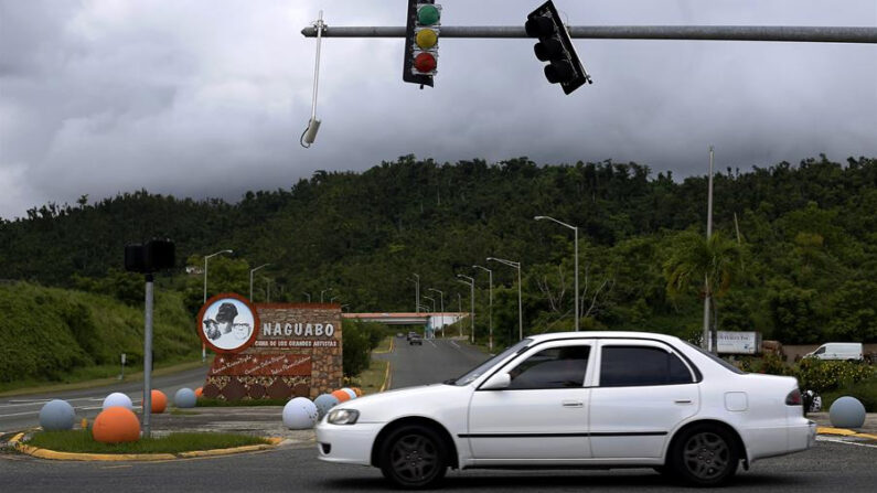 Fotografía de archivo que muestra semáforos caídos tras el paso de un huracán en el municipio de Naguabo (Puerto Rico). EFE/Thais Llorca
