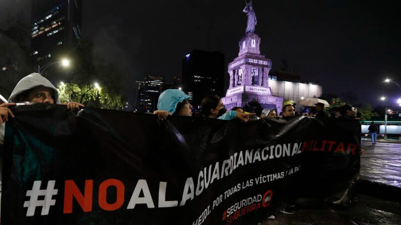 Activistas participan el 6 de septiembre de 2022 en una “velada por la paz”, en protesta contra la reforma que militariza la Guardia Nacional, en Ciudad de México (México). EFE/Mario Guzmán