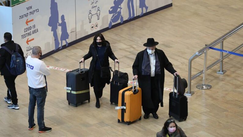 Pasajeros judíos ultraortodoxos transitan por el Aeropuerto Internacional Ben Gurion, cerca de Tel Aviv, en Israel, en una fotografía de archivo. EFE/EPA/Abir Sultan 