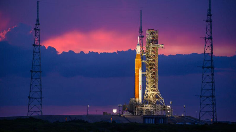 Fotografía del 30 de agosto cedida por la NASA donde se muestra el cohete del Sistema de Lanzamiento Espacial (SLS) con la nave espacial Orion a bordo mientras está encima del lanzador móvil en la plataforma de Lanzamiento 39B en el Centro Espacial Kennedy en Merritt Island, Florida (EE.UU.). EFE/ Eric Bordelon Nasa