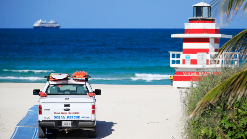 Un vehículo del Cuerpo de Bomberos de Miami Beach entra en la playa de South Pointe el 29 de abril de 2020 en Miami Beach, Florida.  
(Cliff Hawkins/Getty Images)