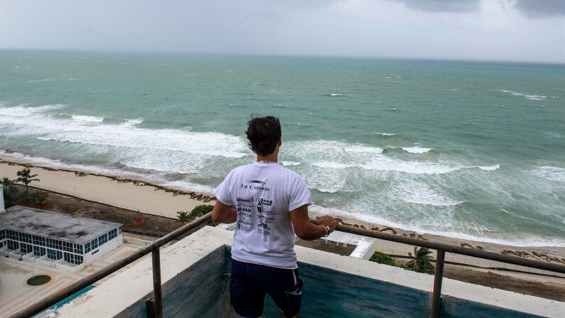 Fotografía de archivo que muestra a una persona observando las olas del mar en Miami, Florida (Estados Unidos). EFE/Giorgio Viera