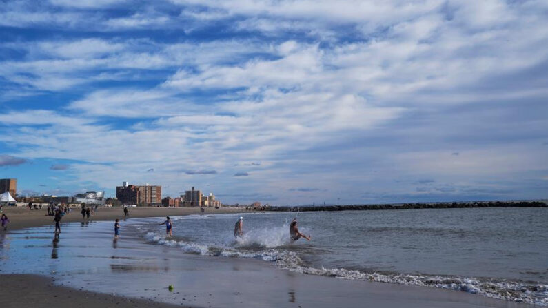 Tres niños, entre ellos un bebé, han aparecido muertos la pasada noche en la orilla del agua en la playa de Coney Island, en Nueva York, informó la policía neoyorquina. EFE/John Taggart/Archivo