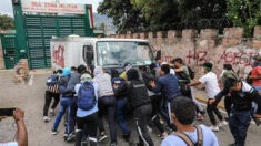 Vandalizan instalaciones militares en México en protesta por caso Ayotzinapa