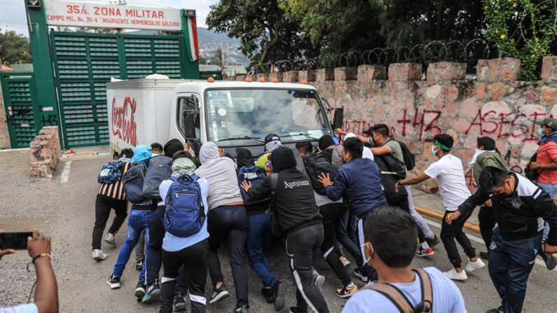 Estudiantes normalistas vandalizan el 13 de septiembre de 2022, un cuartel militar en protesta por la desaparición de los 43 de Ayotzinapa en la ciudad de Chilpancingo, estado de Guerrero (México). EFE/David Guzmán