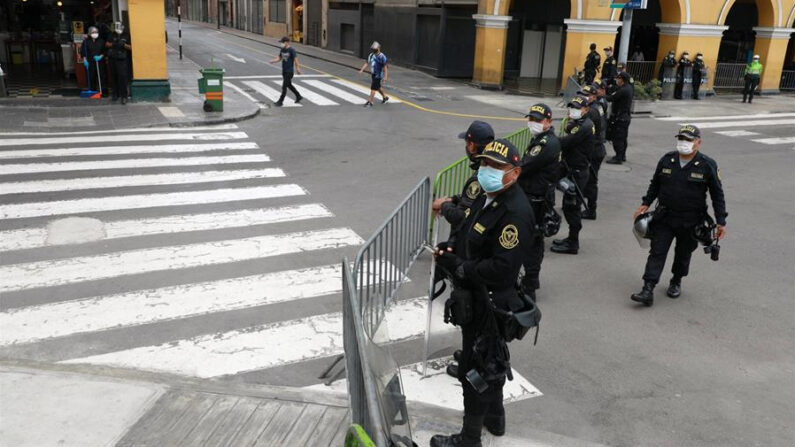 Agentes de policía custodian calles en Lima (Perú), en una fotografía de archivo. EFE/Juan Ponce Valenzuela