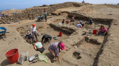 Hallan 76 tumbas de niños sacrificados por la cultura chimú en Perú